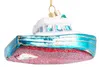A glass Christmas ornament shaped like a boat, displayed against a white background. Voir les images du produit