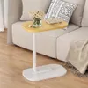 Weißer C-förmiger Endtisch mit heller Holzplatte, neben einem hellgrauen Sofa Voir les images du produit