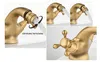 A collage of images showing a vintage-style faucet with water flowing and a close-up of the handle. Anteprima dell’immagine prodotto