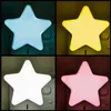 A collage of four star-shaped night lights in different colors plugged into wall outlets. Produktbild-Vorschau