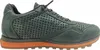 A side view of a green sneaker with an orange sole against a white background. Voir les images du produit