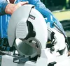 A person is using a Makita metal cutting saw to cut a piece of metal. Anteprima dell’immagine prodotto