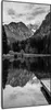 A black and white landscape photo of a lake with mountains and trees reflected in the water. Produktbild-Vorschau