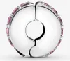 A close-up studio shot of a Pandora jewelry charm clip. Anteprima dell’immagine prodotto