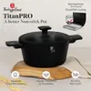 A black pot with a lid is displayed on a wooden board, with marketing text and icons around it. Náhled obrázku produktu