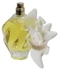 Parfumflasche mit geschwungenem Glaskörper und goldfarbenem Sprühkopf, der kunstvolle Taubenverschluss ruht im Vordergrund. Produktbild-Vorschau
