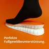 Orange und weiße Schuheinlage mit einem Fuß in schwarzer Socke, der darauf drückt, zeigt Fußgewölbeunterstützung Produktbild-Vorschau