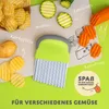 A crinkle cutter tool is shown with various vegetables and potatoes, demonstrating its use for creating decorative cuts. The image also includes text and illustrations related to food preparation. Produktbild-Vorschau