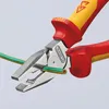 A close-up shot of insulated pliers cutting a wire. Voir les images du produit
