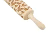 A wooden rolling pin with an engraved chicken pattern. Voir les images du produit
