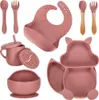 A collection of silicone baby feeding items arranged on a white background. Voir les images du produit