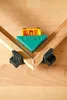 A corner clamp holding two pieces of wood together at a 90-degree angle. Anteprima dell’immagine prodotto