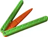 A toy carrot knife is shown against a white background. Voir les images du produit