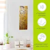 A rectangular clock with a painting of a woman in gold is displayed on a white wall. To the right, a green panel highlights product features with icons and text. Produktbild-Vorschau