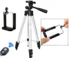 A product shot of a tripod, phone holder, and remote control, with an inset showing how to use the phone holder. Anteprima dell’immagine prodotto