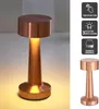 A copper-colored battery-powered table lamp with touch function is shown on a light gray and white background. To the right of the lamp are three black squares with white icons and text describing its features. Produktbild-Vorschau