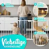 A woman is cooking in a kitchen while a baby stands behind a white safety gate. The image is overlaid with four circular graphics illustrating different uses of the gate. Anteprima dell’immagine prodotto