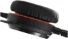 A close-up view of a black headset earcup with a red accent line. Voir les images du produit