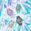 Four G-Shock watches in different translucent colors are arranged on a shiny, iridescent background. Voir les images du produit