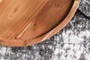 Detailansicht der geschwungenen Holzplatte des Beistelltisches Akola aus Sheesham Massivholz mit sichtbarer Maserung. Produktbild-Vorschau