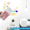 Weißer Wandfarbe-Ausbesserungsroller in der Hand, mit bunten Kritzeleien an einer weißen Wand Anteprima dell’immagine prodotto