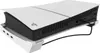 A white USB hub with a black PlayStation 5 Slim/Pro console resting on it, viewed from a side angle. Produktbild-Vorschau