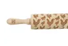 A wooden rolling pin with a chicken and rooster pattern, shown against a white background. Voir les images du produit