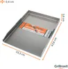 A stainless steel grill plate (plancha) is shown from a slightly elevated angle on a white background. Dimensions are indicated with orange lines and text. Anteprima dell’immagine prodotto