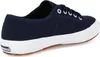 A side view of a navy blue Superga sneaker with a white sole and a brown rubber outsole. Produktbild-Vorschau