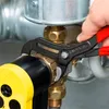 A hand using Knipex Cobra pliers to tighten a brass fitting on a pipe system. Anteprima dell’immagine prodotto