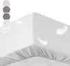 A white fitted sheet with a feather pattern is shown on a bed. Produktbild-Vorschau