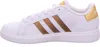 A side view of a white Adidas sneaker with gold stripes and heel accent. Produktbild-Vorschau