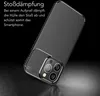A black smartphone case with a carbon fiber texture is shown at an angle against a dark background. Text describing its shock absorption features is on the left. Anteprima dell’immagine prodotto