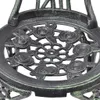 A close-up view of the seat of a green and black metal bistro chair with a floral design. Voir les images du produit
