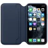 A dark blue leather iPhone case is shown open, displaying the iPhone's home screen. Produktbild-Vorschau