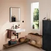 A modern bathroom with a wall-mounted sink, mirror, and shelving. Anteprima dell’immagine prodotto