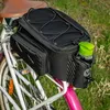 A black bicycle bag attached to the rear rack of a bicycle, with a green water bottle in a side holder. Anteprima dell’immagine prodotto