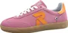 A side view of a pink sneaker with orange accents. Voir les images du produit