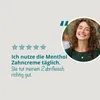 A woman smiling in a circle, with a quote and star ratings. Produktbild-Vorschau