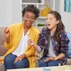 A mother and daughter playing a board game together on a couch. Anteprima dell’immagine prodotto
