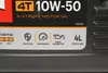 A close-up view of a motor oil container label showing product specifications and features. Anteprima dell’immagine prodotto