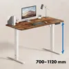 A standing desk with a computer, keyboard, mouse, lamp, and office supplies on its surface. Anteprima dell’immagine prodotto