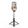 A selfie stick with a phone attached, displaying a woman taking a selfie. Voir les images du produit