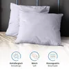 Two white pillows are shown on a bed with a dark gray headboard. Below the pillows are three circular icons with text describing product features. Produktbild-Vorschau