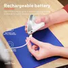A person is charging a white ergonomic mouse on a blue mousepad. Produktbild-Vorschau