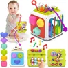 A baby playing with a multi-functional activity cube and other toys, with musical notes graphics scattered around. Produktbild-Vorschau