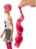 A doll with pink hair is shown from the side, with a long strand of pink hair being held up next to it. Anteprima dell’immagine prodotto