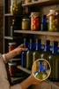 Blaue Glasflasche 1 L mit Ausgießer & Schraubverschluss – Produktbild-Vorschau 5