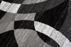 A close-up view of a rug with a geometric pattern. Voir les images du produit