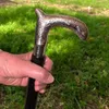 Klassischer Spazierstock aus Holz mit graviertem Griff aus Produktbild-Vorschau 3